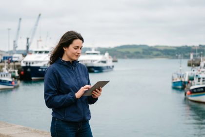 Jeune femme en windbreaker à Cherbourg port