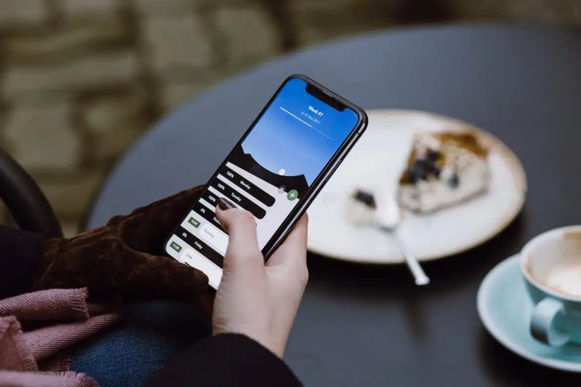 une personne sur son smartphone dans un café